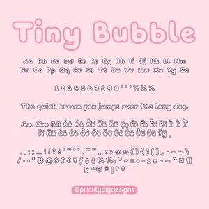 Pu&ograve; includere: Uno sfondo rosa con il testo "Tiny Bubble" in un font a forma di bolla. L'alfabeto, i numeri e i segni di punteggiatura sono mostrati nello stesso font. Il testo "The quick brown fox jumps over the lazy dog." &egrave; mostrato nello stesso font. Il testo "@pricklypigdesigns" &egrave; mostrato nella parte inferiore dell'immagine.