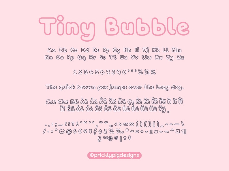 Pu&ograve; includere: Uno sfondo rosa con il testo "Tiny Bubble" in un font a forma di bolla. L'alfabeto, i numeri e i segni di punteggiatura sono mostrati nello stesso font. Il testo "The quick brown fox jumps over the lazy dog." &egrave; mostrato nello stesso font. Il testo "@pricklypigdesigns" &egrave; mostrato nella parte inferiore dell'immagine.
