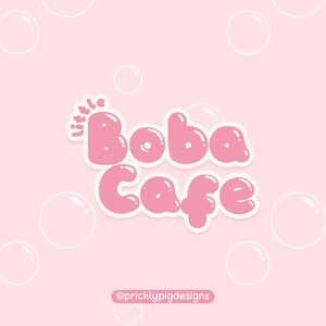 Pu&ograve; includere: Design del logo rosa e bianco con il testo "Little Boba Cafe" su uno sfondo rosa con cerchi bianchi.