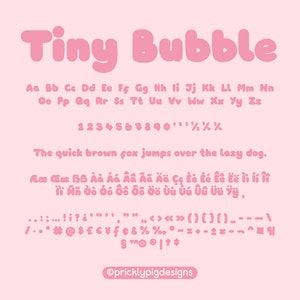 Pu&ograve; includere: Un design di font rosa e bianco chiamato "Tiny Bubble" con uno stile di font a forma di bolla. L'alfabeto, i numeri, i segni di punteggiatura e una frase di esempio sono mostrati nel font.