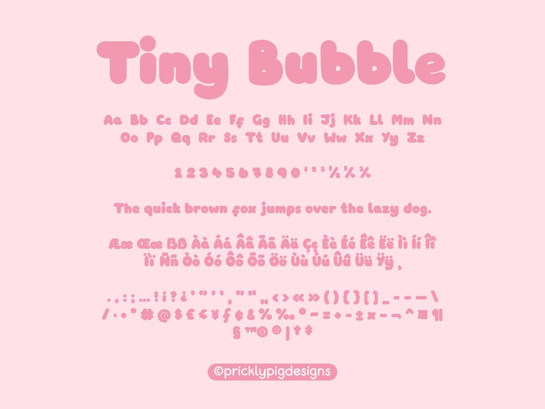 Pu&ograve; includere: Un design di font rosa e bianco chiamato "Tiny Bubble" con uno stile di font a forma di bolla. L'alfabeto, i numeri, i segni di punteggiatura e una frase di esempio sono mostrati nel font.