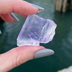Spécimen minéral cubique d'halite bleue (36 mm)