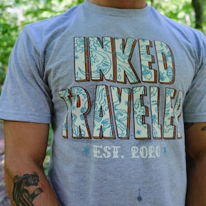 Inked Traveller - Marken T-Shirt - Postkarte - Tourist - tätowiert