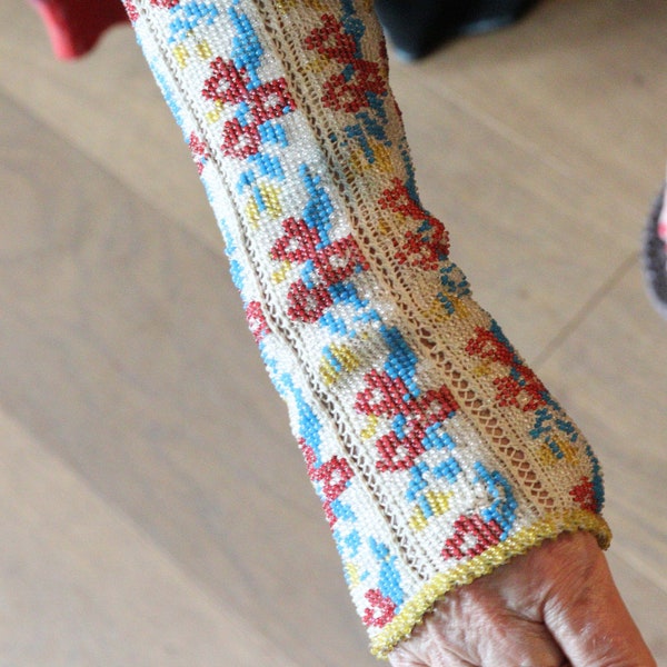 Beaded crochet fingerless mittens (Trachten Stulpen)
