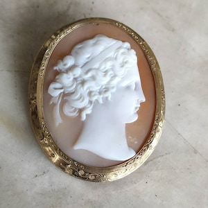 Fine antique cameo brooch in 18ct gold frame.