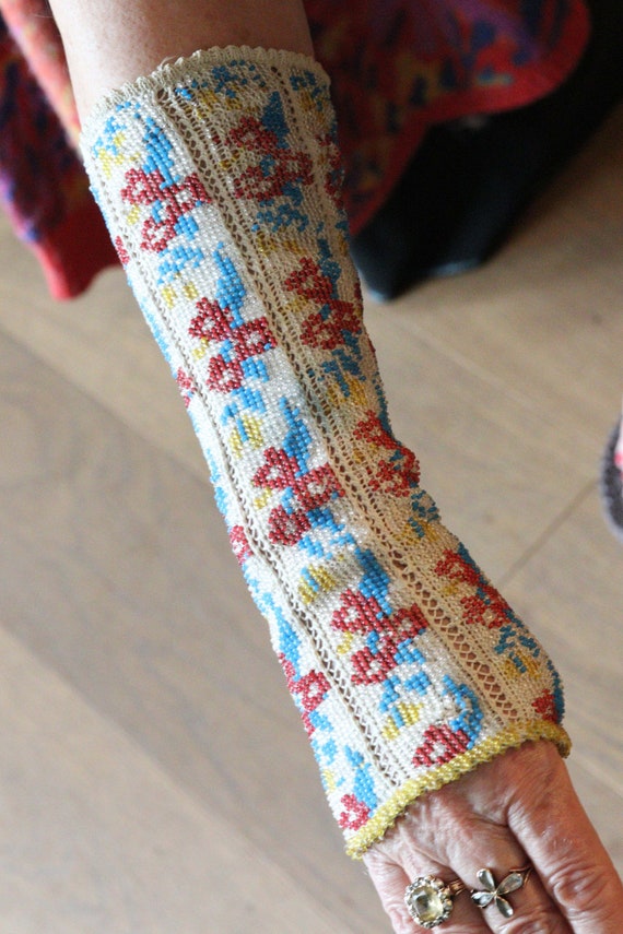 Beaded crochet fingerless mittens (Trachten Stulpe