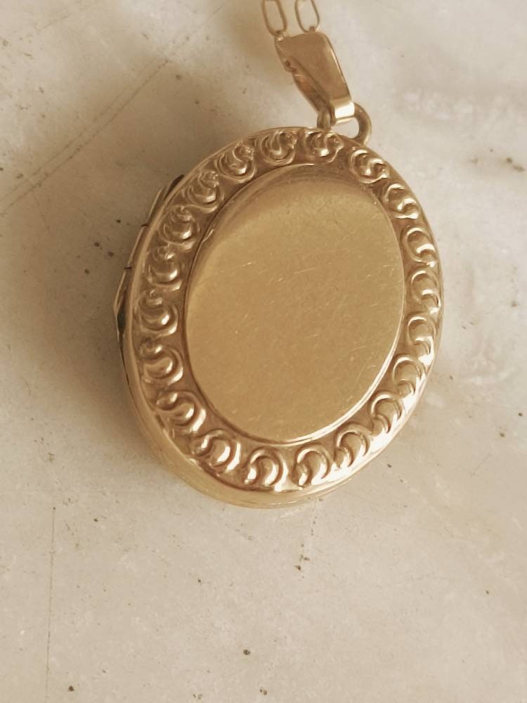 An oval 9 carat gold locket