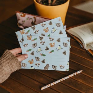 5 enveloppes avec illustration aquarelle sur le thème de la forêt.