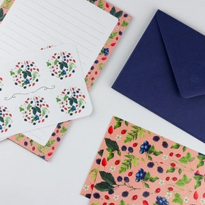 Juego de escritura de cartas / juego de cartas ilustradas - bayas silvestres / Papel de carta, sobres, pegatinas, postales