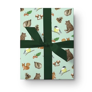Papel de regalo con temática forestal. Papel de regalo.
