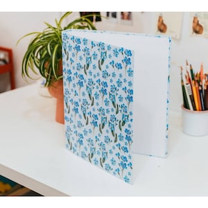 花のイラストが描かれた 2 リング バインダー フォルダー。書類、重要な書類用 - ファイル フォルダー - A4。