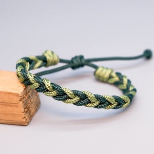 Adjustable paracord bracelet - green braiding