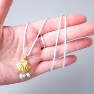 Goldene Muschelkette und blau-goldenes Paracord