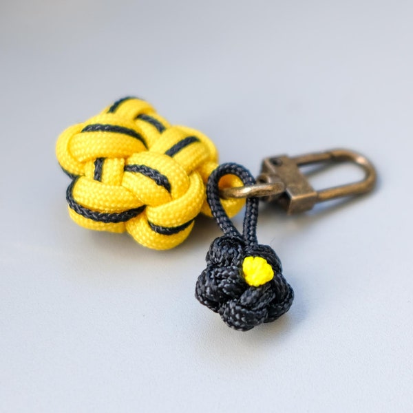 Flower key ring in yellow and black paracord