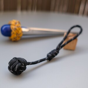 Puerta de la llave del paracord negro reflectante