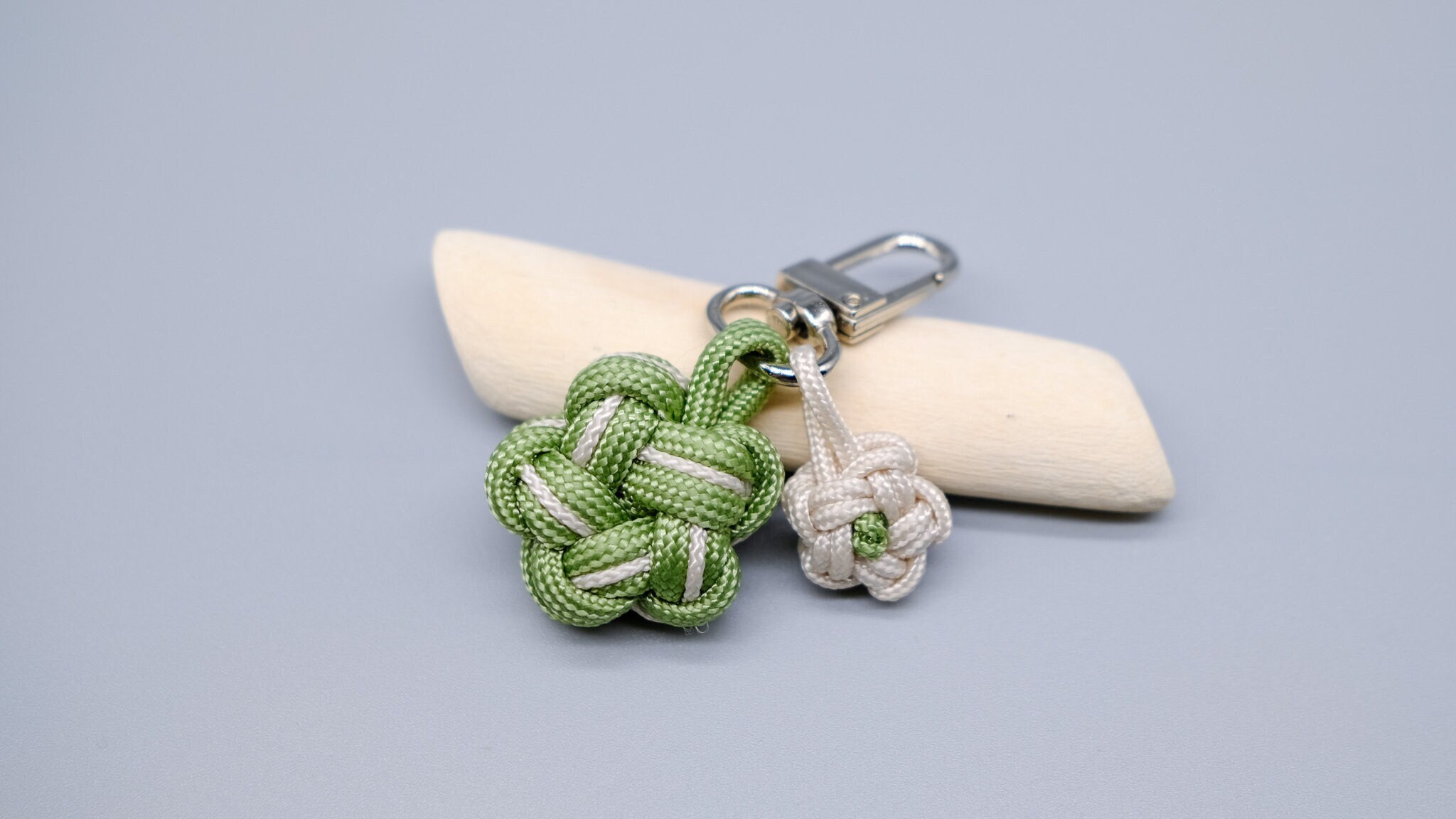 Vicloon Paracord sleutelhanger, 1 stuk omhangkoord, paracord koord met metalen ring en adelaarsnavelknop, gevlochten koord voor sleutels, ID-kaarthouder ( legergroen