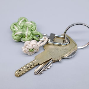 Porte clés fleur en paracorde vert et beige image 4