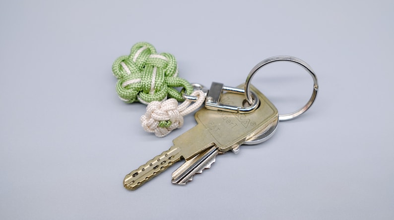 Porte clés fleur en paracorde vert et beige image 4