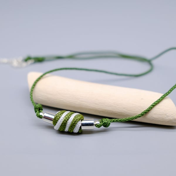 Collier en paracord noeud en spirale vert et blanc