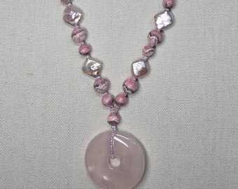 Colgante circular de cuarzo rosa, collar de rodocrosita, collar de cuarzo, perlas y piedras.