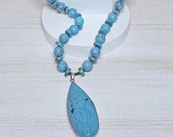 Collar de cuentas turquesas, colgante de howlita color turquesa, colgante de turquesa y howlita
