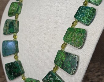 Collar de jaspe verde con estampado, collar de jaspe con estampado, gargantilla de jaspe