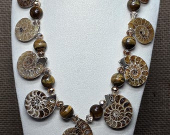 Collar con múltiples fósiles de ammonites, gargantilla de fósiles, colgante de fósiles