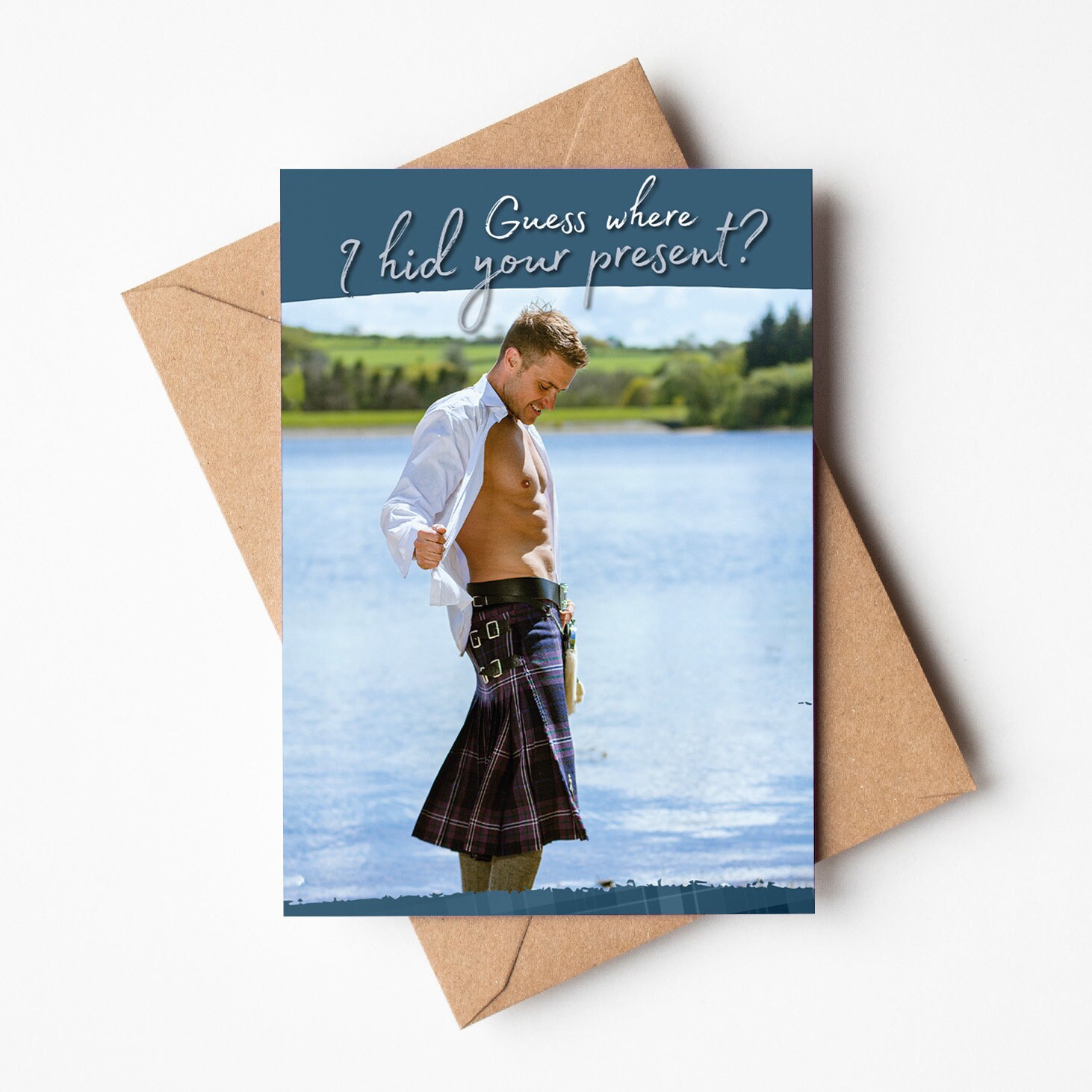 Wee Blue Coo Grußkarte ‚Who Cares Scotland‘ Mit Tartan & Kerzen – Premium Qualität 15x15 Cm