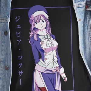 以下が含まれることがあります： 紫と白のアニメキャラクターのイラストが描かれた黒いTシャツ。キャラクターは、長い紫色の髪と青い帽子をかぶった女性。シャツの左側に「ジュビア・ロクサ―」という文字が印刷されている。