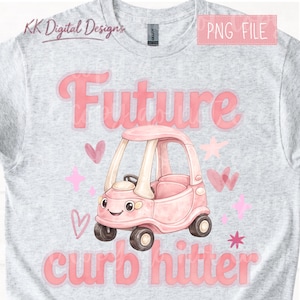 Peut inclure: T-shirt gris clair avec une voiture rose dessinée et le texte "Future curb hitter". Le motif comprend des cœurs et des étoiles roses. Le t-shirt a un col rond et des manches courtes.