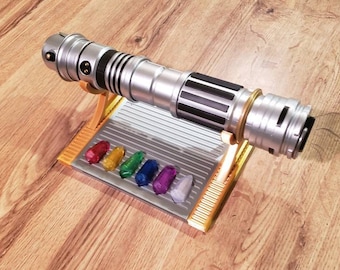 3D Druckdateien - Modularer Lichtschwertständer - Offset Low Profile Arm Kyber Crystal Option