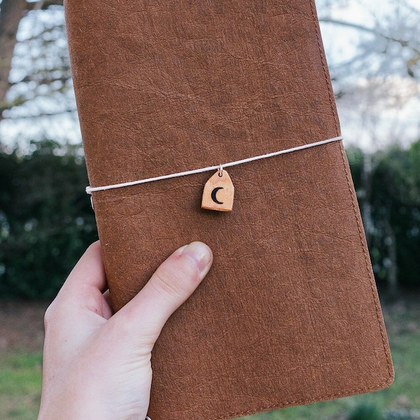 TN "tag" charm, breloque décorative en bois pyrogravée faite à la main, pour traveler's journal, notebook etc..