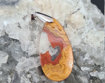 Individual epoxy resin pendant with depth effect