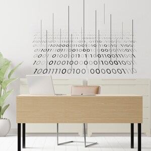 Puede incluir: Un escritorio de madera con un ordenador portátil y una silla. La pared detrás del escritorio tiene un patrón de código binario.