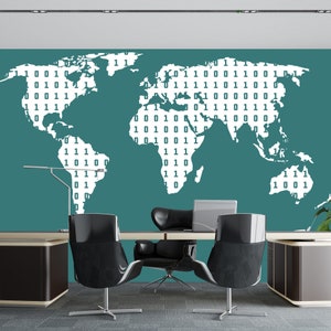 Puede incluir: Una pared de color verde azulado con un mapa mundial blanco hecho de código binario. El mapa está en la pared detrás de un escritorio con tres sillas de oficina negras.