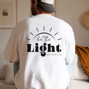 Schrift SVG Be the Light Bible Verse PNG Christian Shirts Clipart Faith Sunshine Farmhouse Home Decor Vector Cut File Silhouet Cricut