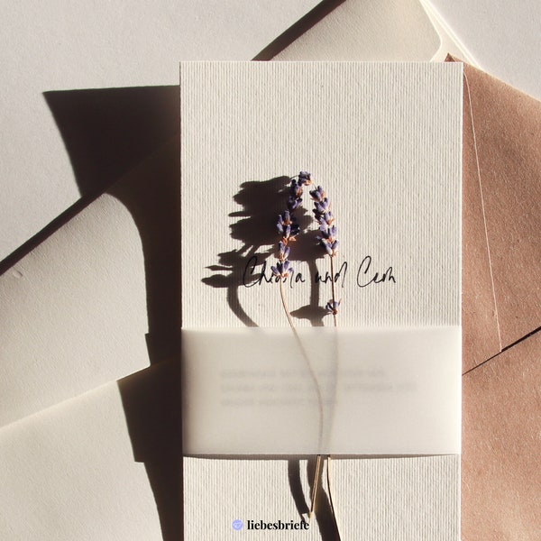 Schlichte Hochzeitseinladung mit Banderole aus Transparentpapier und getrockneter Lavendel in DIN Lang / Elegant - Liebesbriefe