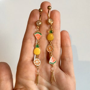 Puede incluir: Una taza de cerámica blanca con un asa negra y el texto "But first, coffee" en negro, con una fuente de estilo manuscrito. La taza está sobre una superficie blanca.