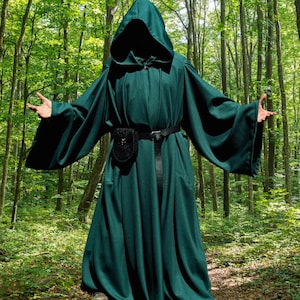 Mantello con cappuccio verde foresta, stile rinascimentale per cosplay, con maniche lunghe e ampie tasche.