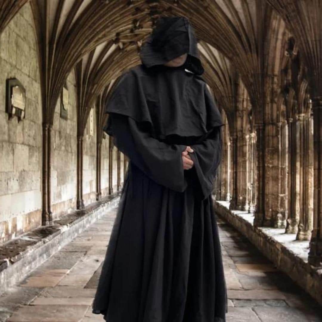 中世風のポケット付きコスチューム、黒のモンクフード付きローブ