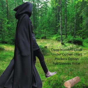 Cape à capuche noire, idéale pour les fêtes de la Renaissance, les GN et le cosplay. Cape à grandes poches, disponible dans toutes les couleurs.