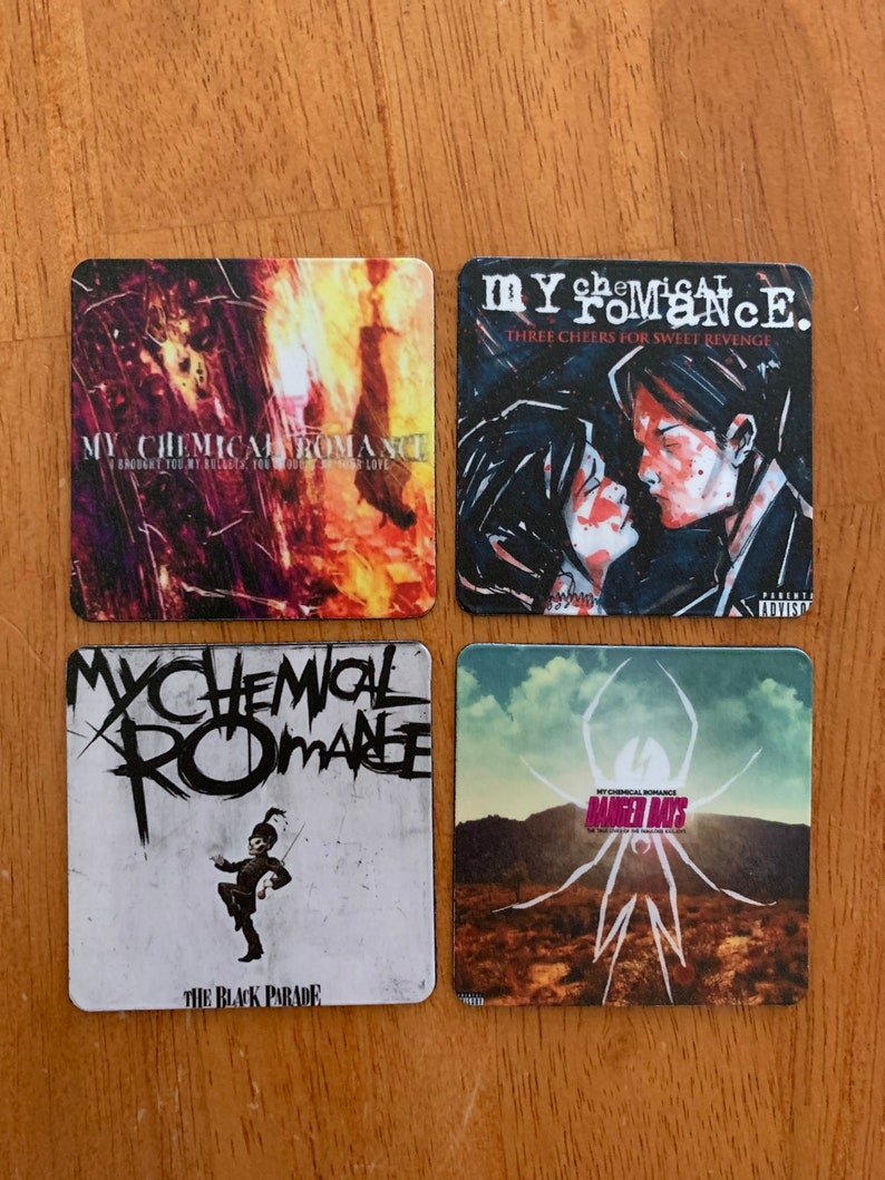 Op de afbeelding: Vier vierkante onderzetters met albumhoezen van de band My Chemical Romance. De onderzetters tonen de albumhoezen van "The Black Parade", "Three Cheers for Sweet Revenge", "I Brought You My Bullets, You Brought Me Your Love" en "Danger Days: The True Lives of the Fabulous Killjoys".