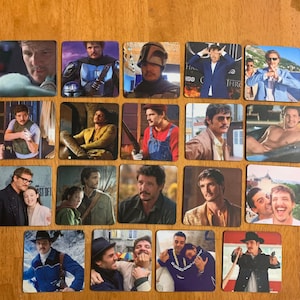 Peut inclure: Un ensemble de 20 cartes carrées présentant différentes images d'un homme. Les cartes sont disposées en grille de quatre rangées et cinq colonnes. Les images comprennent un homme en chemise bleue, un homme en chemise jaune, un homme en uniforme bleu, un homme en chemise marron, un homme en chemise noire, un homme en chemise blanche, un homme en chemise rouge, un homme en chemise verte, un homme en chemise grise, un homme en chemise noir et blanc, un homme en chemise bleu et blanc, un homme en chemise rouge et blanc, un homme en chemise vert et blanc, un homme en chemise noir et blanc, un homme en chemise bleu et blanc, un homme en chemise rouge et blanc, un homme en chemise vert et blanc, un homme en chemise noir et blanc, un homme en chemise bleu et blanc, et un homme en chemise rouge et blanc.