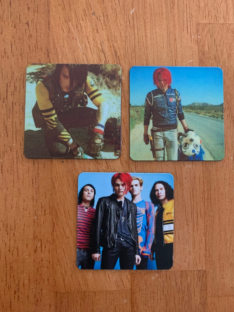 Op de afbeelding: Drie vierkante foto's van een rockband. De eerste foto toont een man met zwart haar en een zwart leren jack. De tweede foto toont een man met rood haar en een blauw jack. De derde foto toont de band samen staand. De bandleden dragen zwarte, rode en gele kleding.