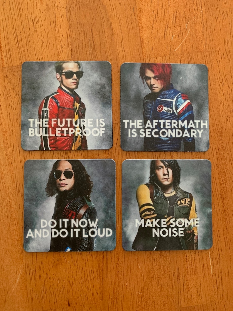 Op de afbeelding: Vier vierkante onderzetters met zwart-witafbeeldingen van een band. Elke onderzetter heeft een ander bandlid en een citaat. De citaten zijn "The future is bulletproof", "The aftermath is secondary", "Do it now and do it loud" en "Make some noise".