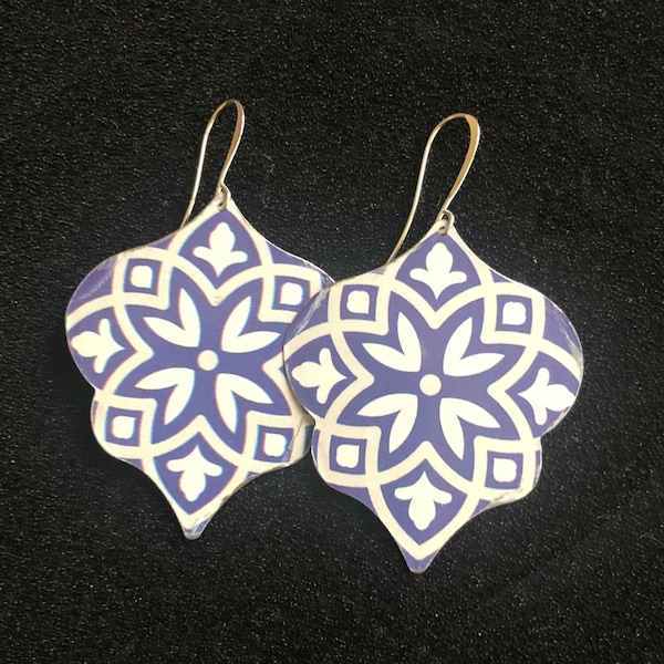 boucles d’oreilles en étain - arabesques pendantes en blanc et gris sur bleu - ambiance marocaine ibiza - boîte de biscuit upcyclée - bijoux légers boho statement