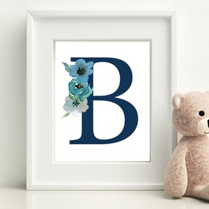 Descarga digital de inicial floral en acuarela. Monograma azul de la letra B para guardería. Letrero imprimible para bebé niño.