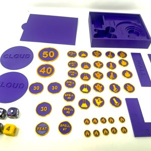 Puede incluir: Un juego de mesa morado que incluye una caja de almacenamiento con tapa, dos fichas circulares de nube, dos piezas rectangulares de pared y una pieza en forma de L. Contiene varias fichas redondas con números, etiquetas de hechizos y cinco dados.