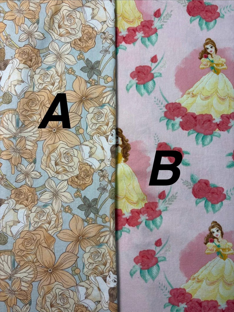 Pu&ograve; includere: Due campioni di tessuto. Uno presenta un motivo floreale nei toni del beige e del bianco su sfondo azzurro. L'altro ha uno sfondo rosa con un motivo ripetuto di una principessa in abito giallo e rose rosse. Le lettere "A" e "B" sono stampate sui tessuti.
