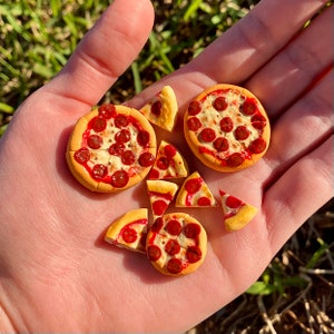 Miniature Pizza with Slices for Dollhouse Mini Polymer Clay Foods Heart Shaped Pepperoni Cheese Sausage Bacon Toppings
